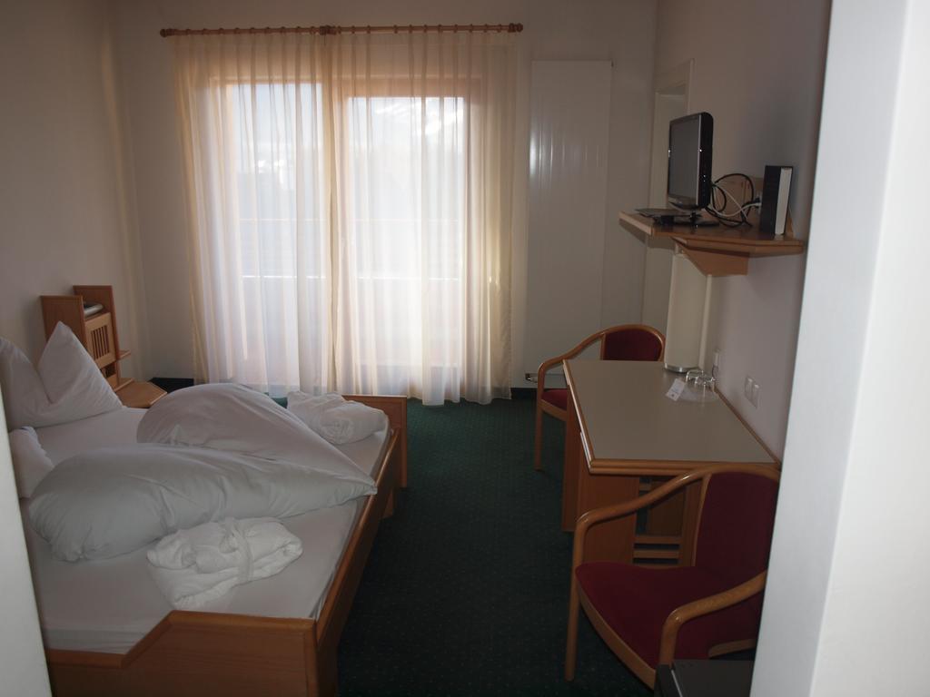 Sporthotel Rasen Rasun di Sotto Bagian luar foto