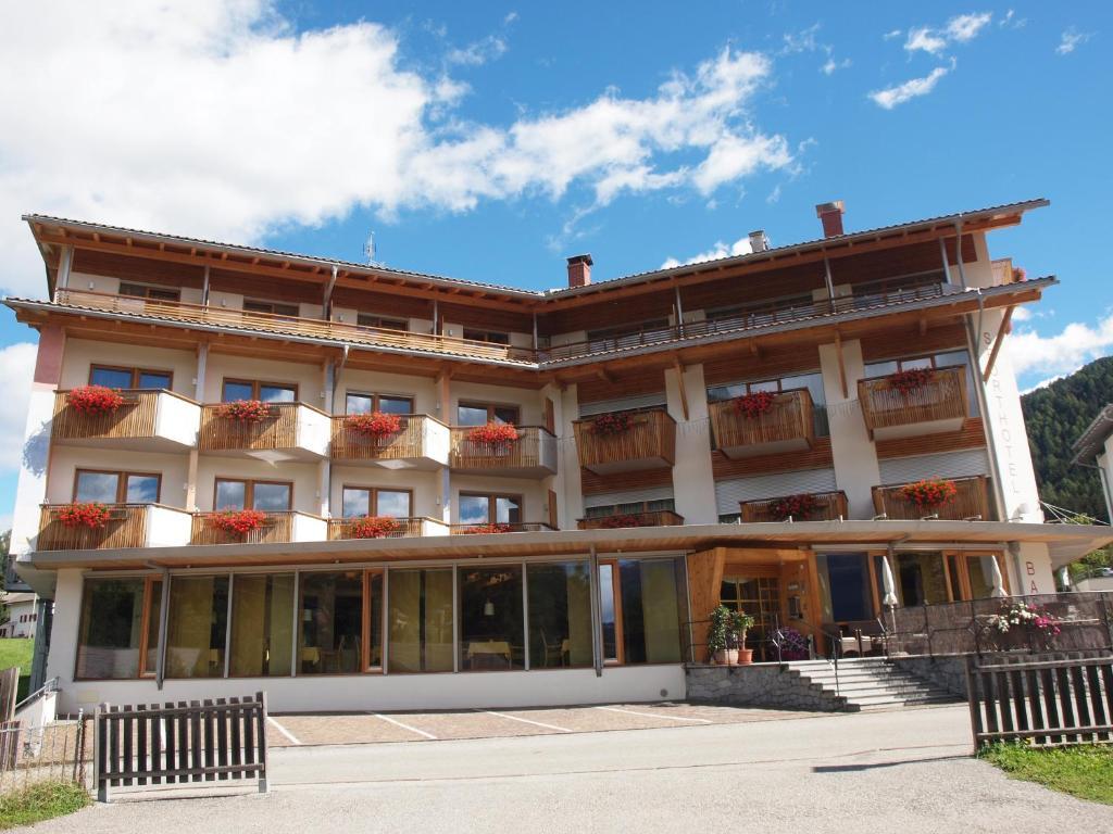 Sporthotel Rasen Rasun di Sotto Bagian luar foto