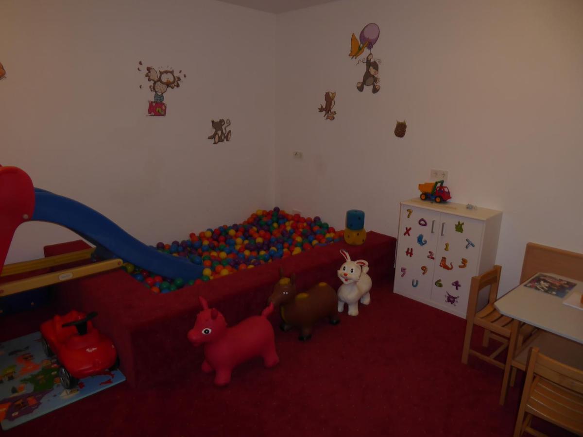 Sporthotel Rasen Rasun di Sotto Bagian luar foto